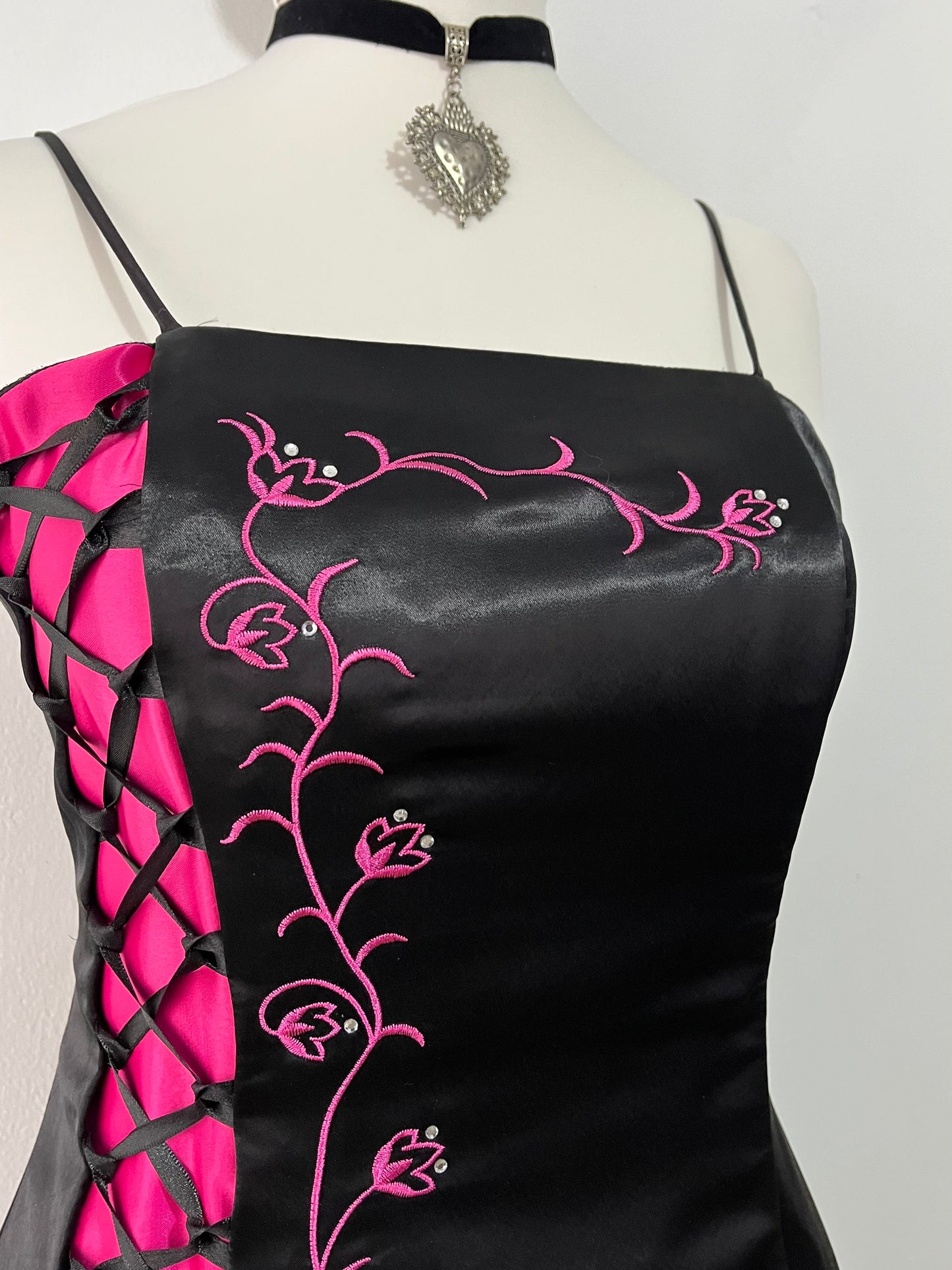 Noir and fuchsia corset dress with floral embroidery, rhinestones and adjustable strap