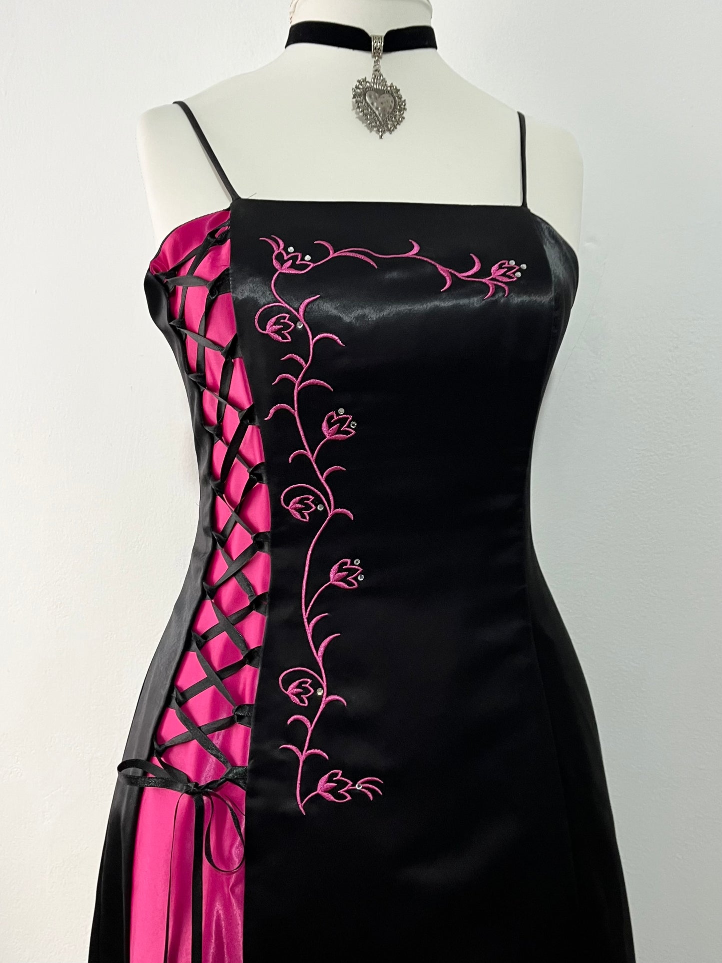 Noir and fuchsia corset dress with floral embroidery, rhinestones and adjustable strap