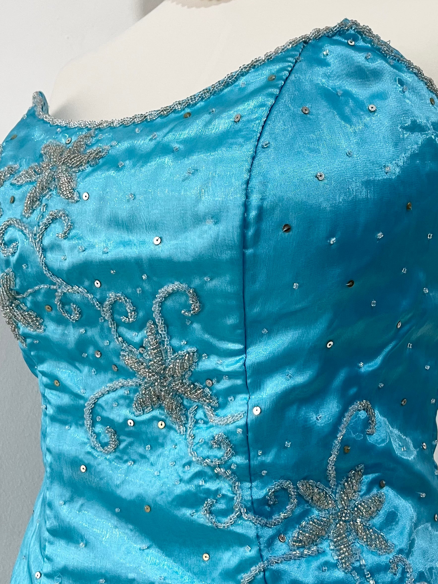 Vintage fairy set, 2 pieces:
Corset and chiffon skirt with inner silk satin, featuring exquisite hand embroidered floral beadwork