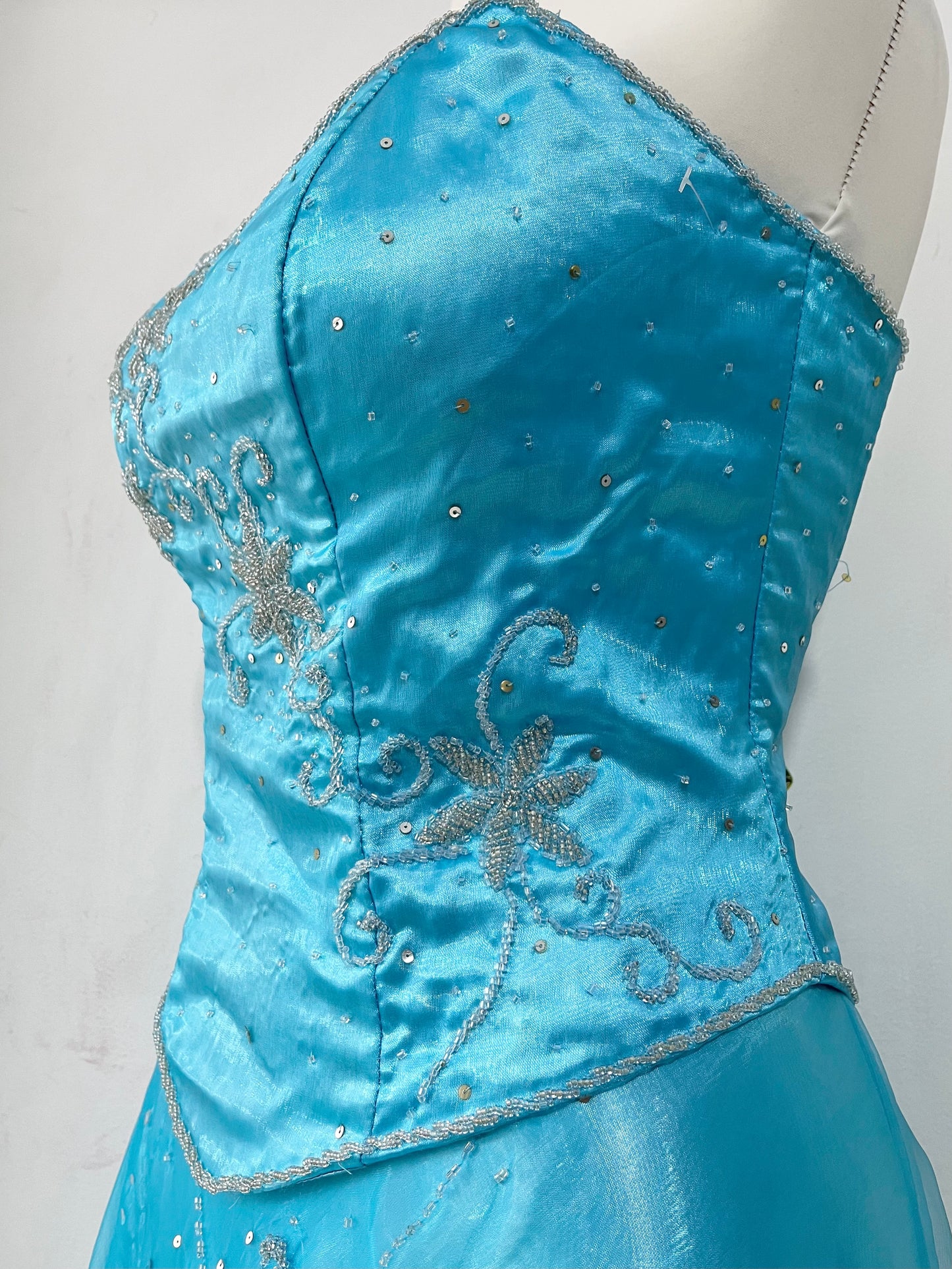 Vintage fairy set, 2 pieces:
Corset and chiffon skirt with inner silk satin, featuring exquisite hand embroidered floral beadwork
