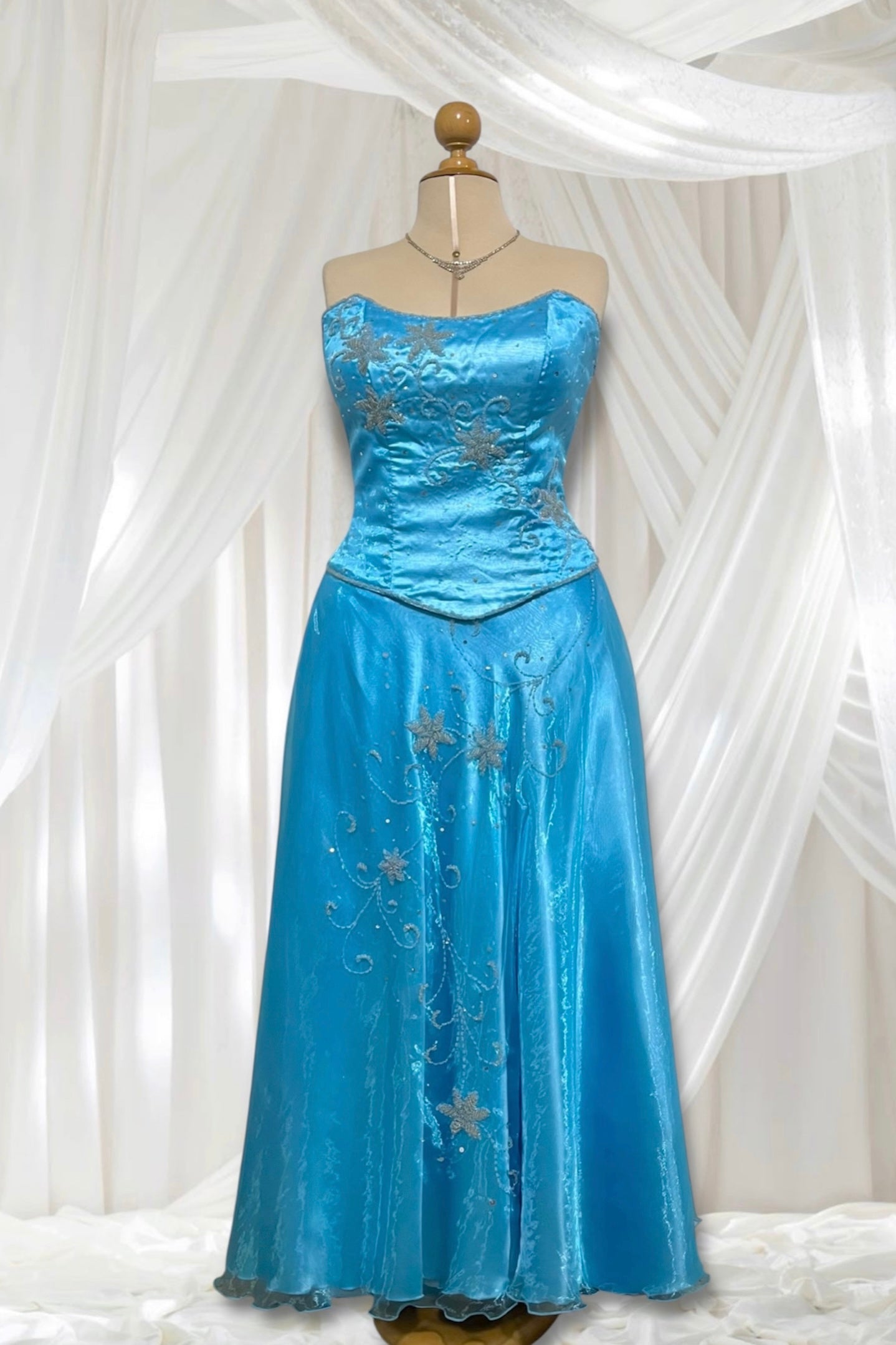 Vintage fairy set, 2 pieces:
Corset and chiffon skirt with inner silk satin, featuring exquisite hand embroidered floral beadwork
